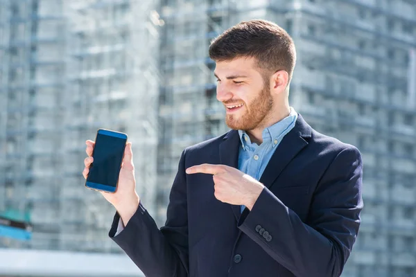 Portrét Usměvavý Podnikatel Městě Drží Mobilní Telefon Ukazuje Obrazovku — Stock fotografie
