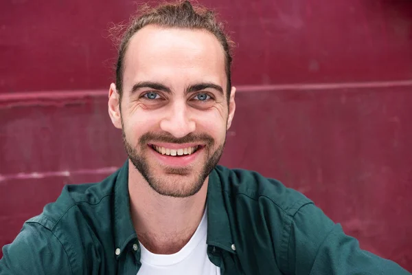 Nahaufnahme Porträt Eines Lächelnden Jungen Mannes Mit Bart Roter Wand — Stockfoto