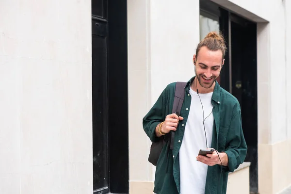 Sırt Çantalı Bir Gencin Portresi Dışarıda Cep Telefonu Kulaklıkla Müzik — Stok fotoğraf