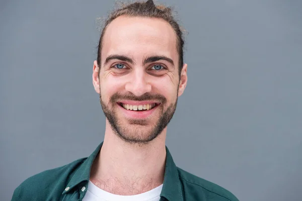 Close Horizontaal Portret Van Jonge Man Met Baard Glimlachen Tegen — Stockfoto