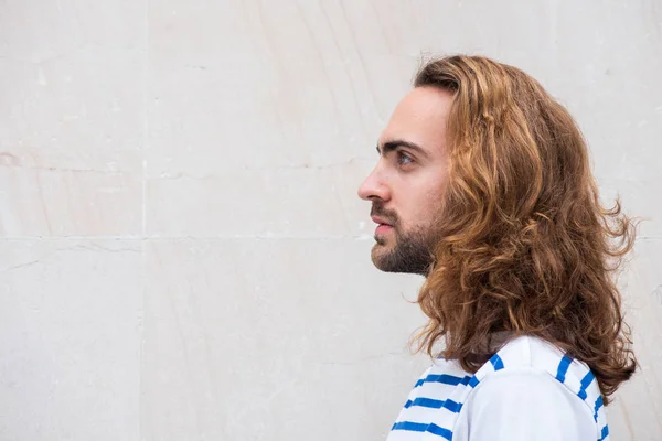 Retrato Lateral Hombre Joven Con Pelo Largo Barba Sobre Fondo — Foto de Stock