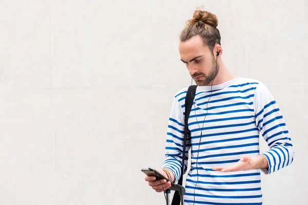 Porträtt Frustrerad Resande Man Med Resväska Och Mobiltelefon Genom Vit — Stockfoto