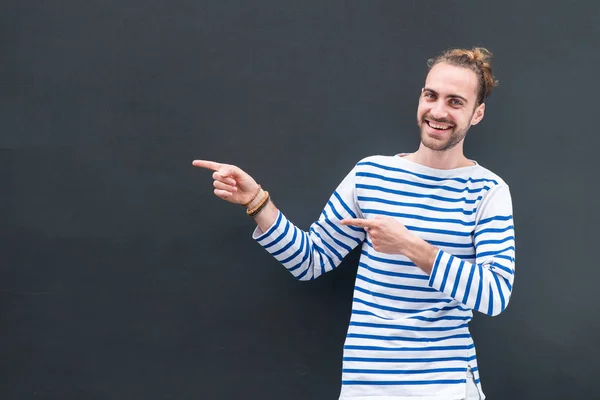 Porträt Glücklicher Junger Mann Mit Bart Zeigt Mit Den Fingern — Stockfoto