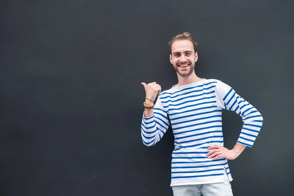 Retrato Joven Feliz Con Barba Apuntando Con Pulgar Espacio Vacío — Foto de Stock