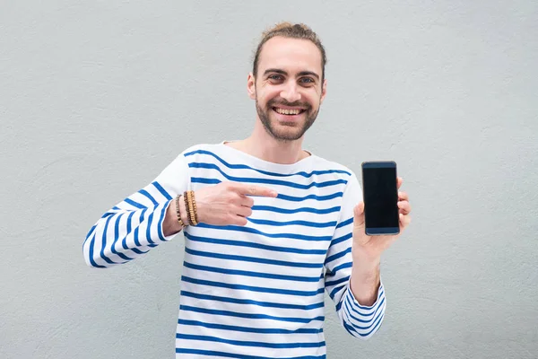 Портрет Счастливого Молодого Человека Показывающего Мобильный Телефон Указывающего Пальцем Экран — стоковое фото