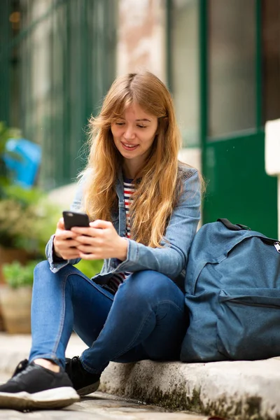 Portret Van Een Vrouwelijke Studente Die Buiten Zit Met Mobiele — Stockfoto