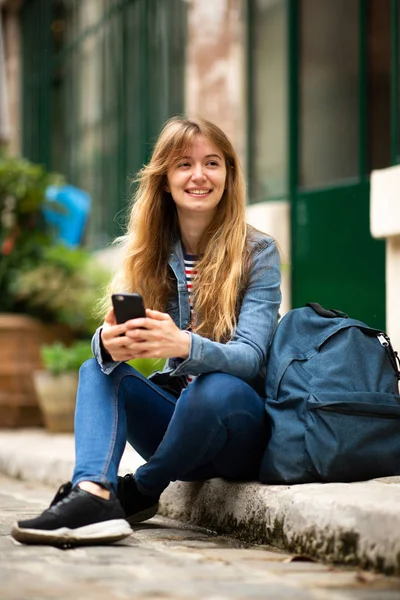 Retrato Estudiante Universitaria Sentada Afuera Con Teléfono Celular Bolso —  Fotos de Stock