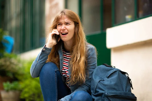 Porträtt Ung Kvinna Sitter Utanför Prata Med Mobiltelefon — Stockfoto