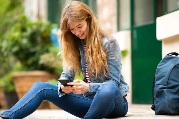 Портрет Молодой Женщины Сидящей Снаружи Мобильным Телефоном — стоковое фото