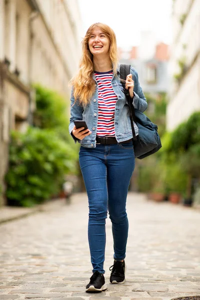 Retrato Cuerpo Completo Sonriente Mujer Joven Caminando Fuera Con Teléfono —  Fotos de Stock