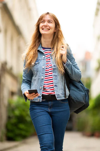 Retrato Jovem Sorridente Caminhando Fora Com Telefone Celular Saco — Fotografia de Stock