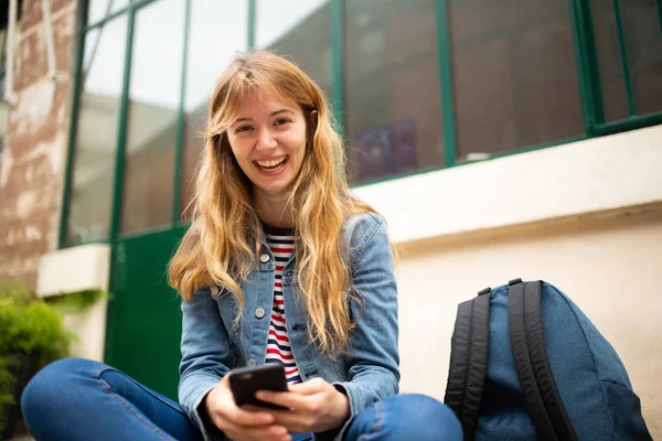 Porträt Einer Glücklichen Jungen Frau Mit Handy Und Tasche — Stockfoto