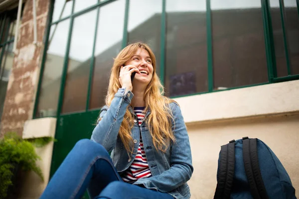 Portrait Jeune Femme Heureuse Assise Dehors Parlant Avec Téléphone Portable — Photo