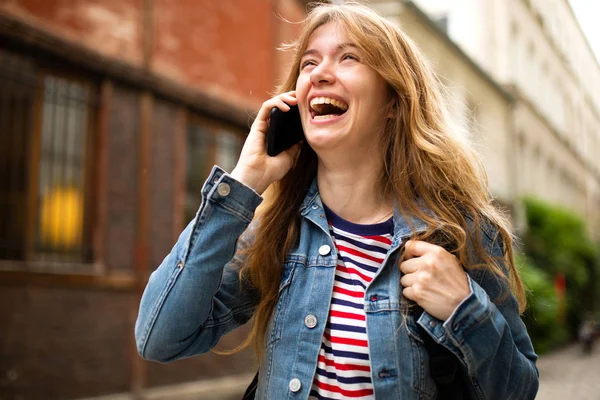 Κοντινό Πλάνο Πορτρέτο Της Νεαρής Γυναίκας Που Μιλάει Κινητό Τηλέφωνο — Φωτογραφία Αρχείου