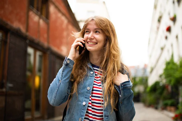 Portrait Une Jeune Femme Souriante Parlant Avec Téléphone Portable Extérieur — Photo