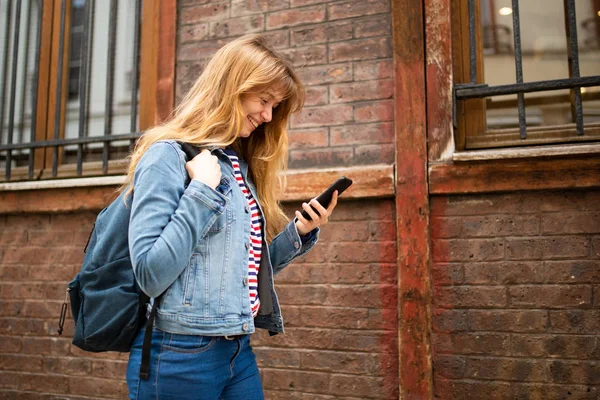 Sidoporträtt Ung Kvinna Promenader Med Mobiltelefon Och Väska — Stockfoto