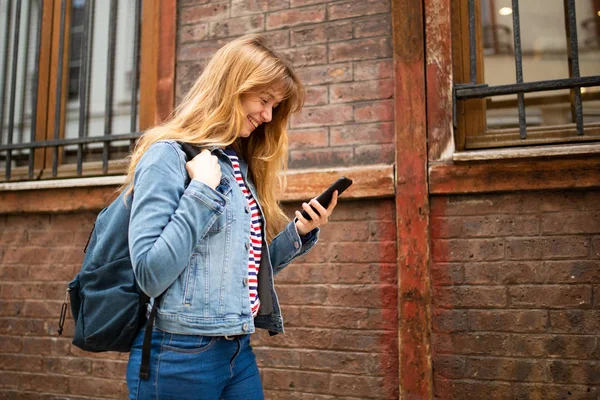 Retrato Lateral Mujer Joven Caminando Con Teléfono Móvil Bolsa —  Fotos de Stock