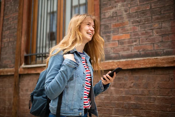 Retrato Lateral Una Joven Sonriente Caminando Con Teléfono Móvil Bolso —  Fotos de Stock