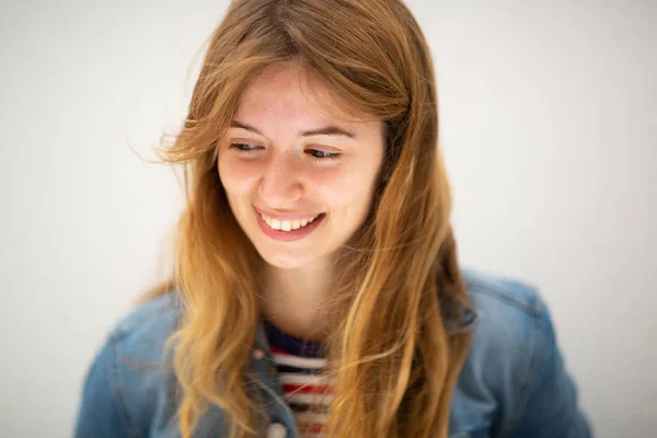 Close Portret Uśmiechniętej Młodej Kobiety Patrząc Dół Przez Białe Tło — Zdjęcie stockowe