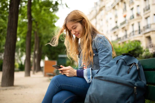 Портрет Молодой Женщины Сидящей Скамейке Парке Смотрящей Мобильный Телефон — стоковое фото