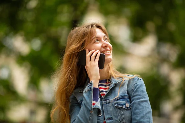 Ritratto Ravvicinato Una Giovane Donna Sorridente Che Parla Con Cellulare — Foto Stock