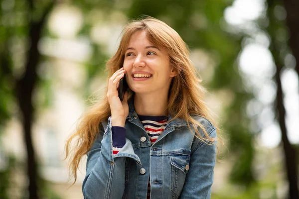 Gros Plan Portrait Jeune Femme Heureuse Parlant Avec Téléphone Portable — Photo