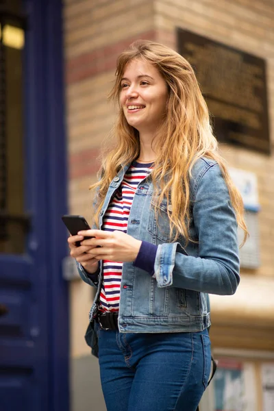 Sidoporträtt Ung Kvinna Som Går Smuts Med Mobiltelefon — Stockfoto