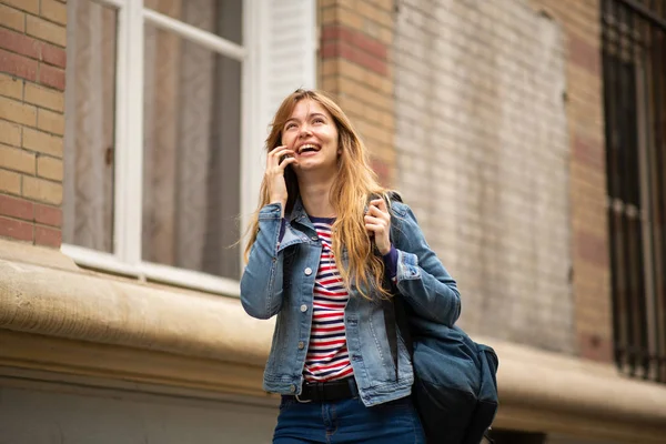 Πορτρέτο Της Όμορφης Νεαρής Γυναίκας Πόδια Και Μιλώντας Κινητό Τηλέφωνο — Φωτογραφία Αρχείου