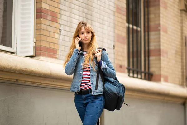 Porträtt Kvinnliga College Student Promenader Och Prata Med Mobiltelefon Utanför — Stockfoto