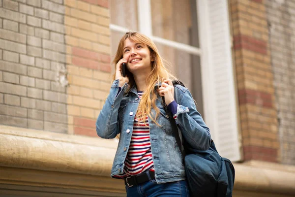 Портрет Улыбающейся Студентки Колледжа Разговаривающей Мобильником Городе — стоковое фото