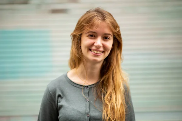 Retrato Cerca Una Joven Sonriente Con Pelo Largo Rubio —  Fotos de Stock