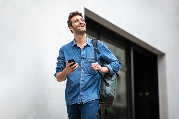 Retrato Homem Mais Velho Feliz Andando Com Telefone Celular Saco — Fotografia de Stock
