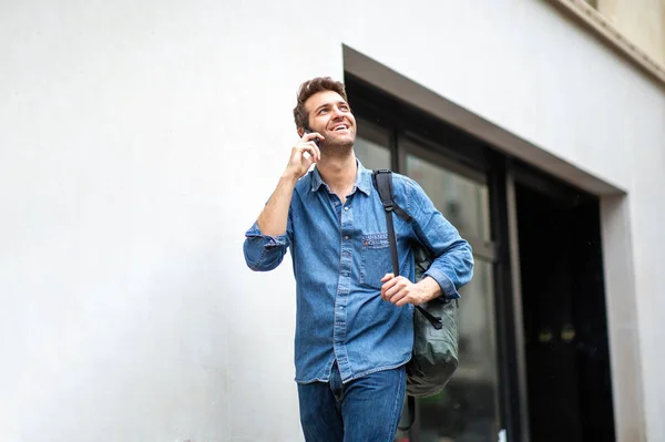 Retrato Homem Mais Velho Andando Com Saco Telefone Celular Fora — Fotografia de Stock