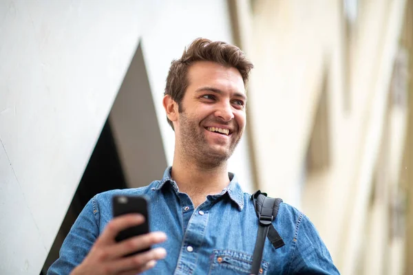 Närbild Porträtt Leende Man Med Mobiltelefon Staden — Stockfoto