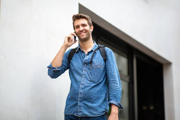 Портрет Пожилого Парня Идущего Разговаривающего Мобильным Телефоном Улице — стоковое фото