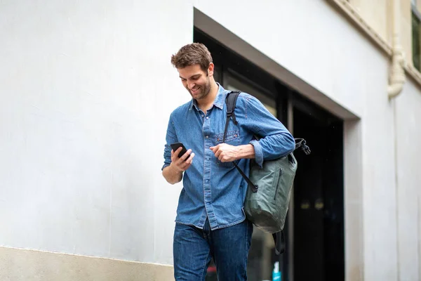 Porträtt Lycklig Man Promenader Staden Tittar Mobiltelefon — Stockfoto