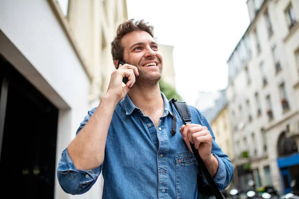 Primer Plano Retrato Hombre Feliz Hablando Con Teléfono Móvil Ciudad —  Fotos de Stock