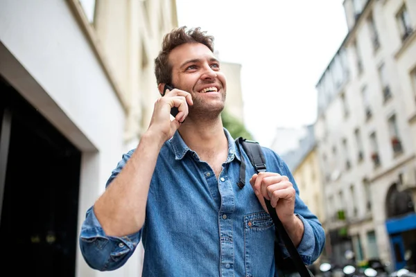 Close Portret Gelukkig Man Praten Met Mobiele Telefoon Stad Zoek — Stockfoto