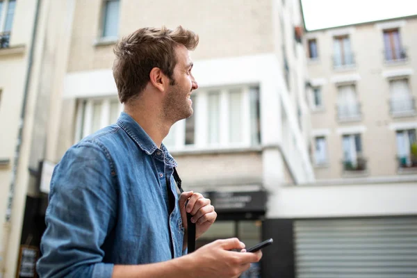 Ritratto Laterale Dell Uomo Che Cammina Città Con Cellulare — Foto Stock