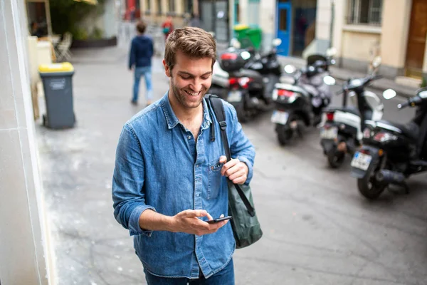 Ritratto Felice Uomo Anziano Che Cammina Città Con Cellulare Borsa — Foto Stock