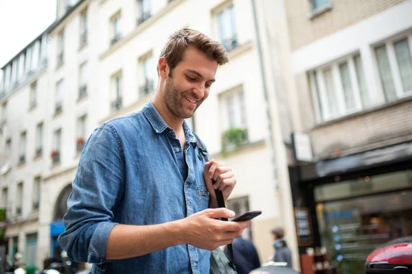 Retrato Homem Mais Velho Andando Cidade Olhando Para Telefone Celular — Fotografia de Stock