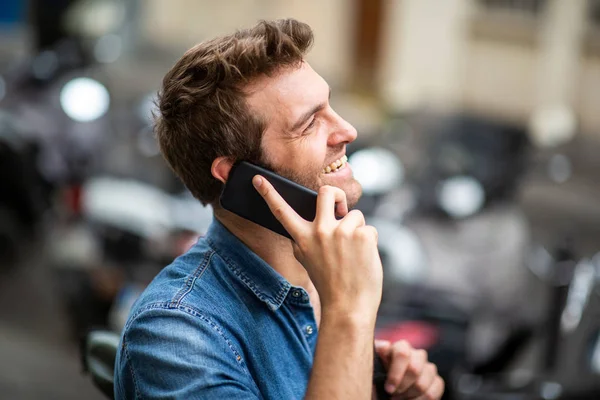 Close Side Retrato Homem Sorridente Conversando Com Celular Cidade — Fotografia de Stock