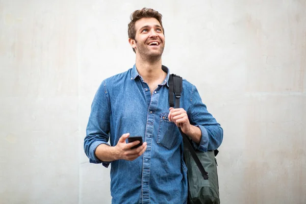 Retrato Homem Feliz Com Telefone Celular Saco Por Parede Branca — Fotografia de Stock