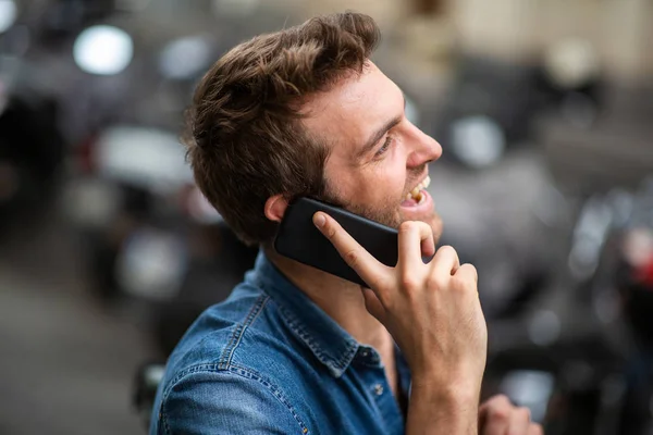 Крупный План Бокового Портрета Счастливого Человека Разговаривающего Мобильником Городе — стоковое фото