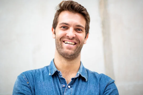 Primer Plano Retrato Hombre Sonriente Con Camisa Azul Por Pared — Foto de Stock