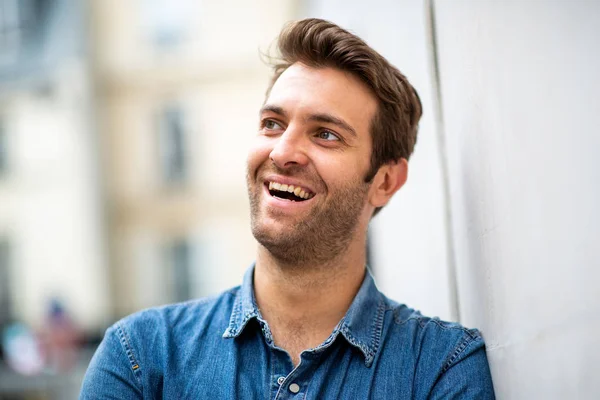 Close Portret Oudere Man Leunend Tegen Muur Glimlachen Terwijl Weg — Stockfoto