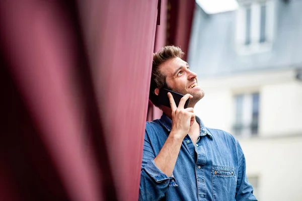 Portrait Beau Mec Âgé Parlant Avec Téléphone Portable Ville — Photo