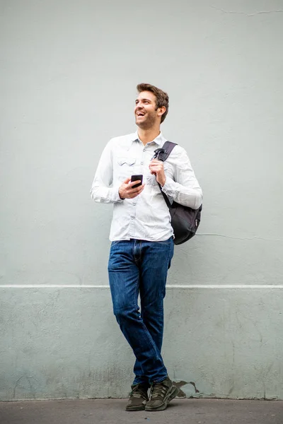 Retrato Corpo Inteiro Homem Bonito Sorridente Com Telefone Celular Saco — Fotografia de Stock