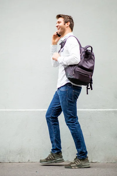 Retrato Lado Cuerpo Completo Sonriente Hombre Caminando Hablando Con Teléfono — Foto de Stock
