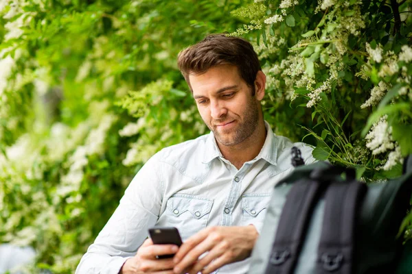 Close Retrato Homem Bonito Sentado Parque Olhando Para Telefone Móvel — Fotografia de Stock